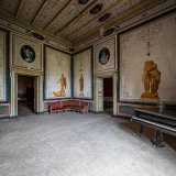 Torniamo indietro per visitare l�altra area del complesso. Il primo vano che incrociamo � la cosiddetta �stanza delle statue�...